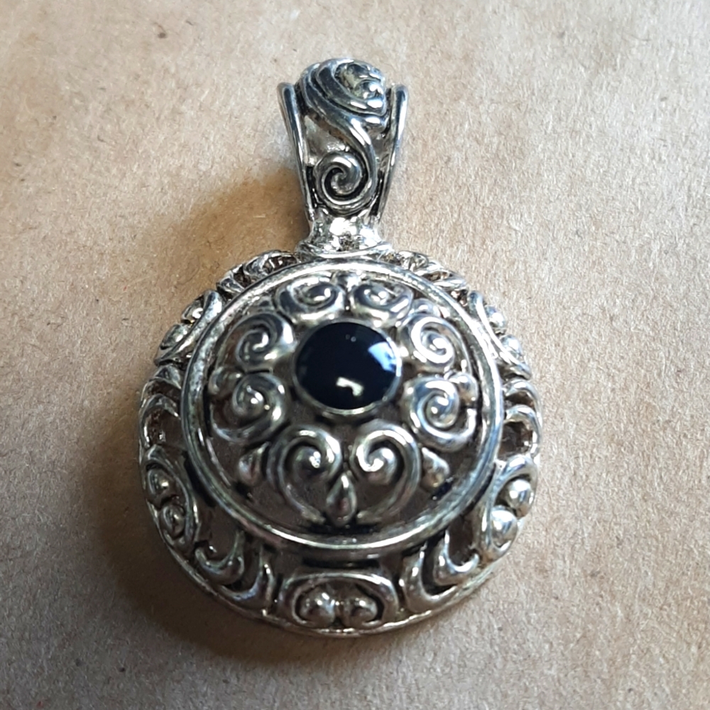 213. VINTAGE PREMIER DESIGNS PENDANT SILVER TONE SLIDE